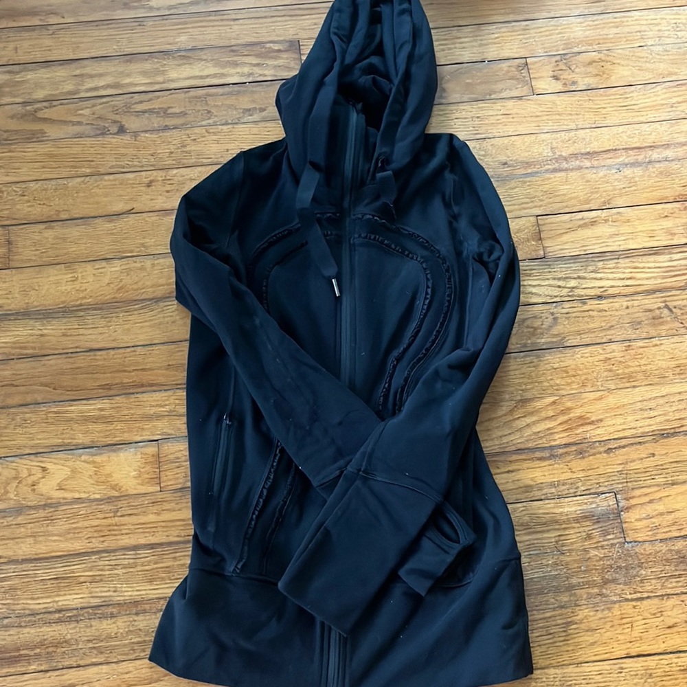 Lulu lemon black jacket, fits size m/l